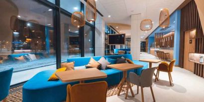 Lobby workspace at the Hampton by Hilton Warsaw Reduta.