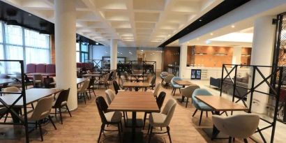 Dining area perfect for co-working at the Hampton by Hilton Gdansk Old Town.