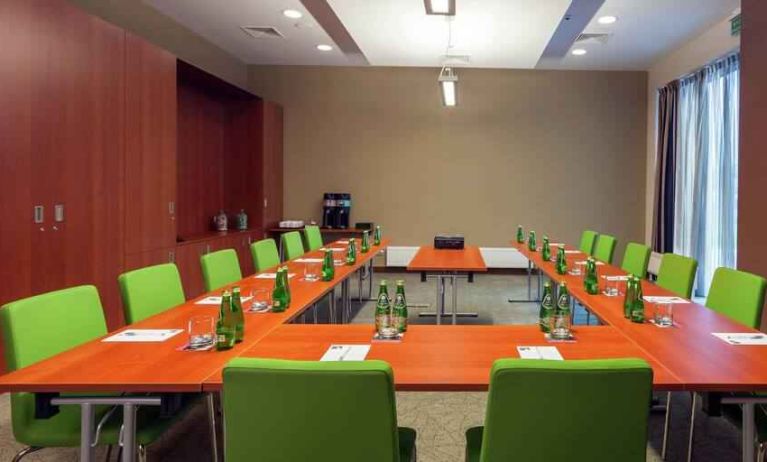 Meeting room with square table at the Hampton by Hilton Warsaw Airport.