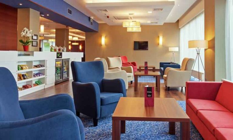 Comfortable lobby workspace at the Hampton by Hilton Warsaw Airport.