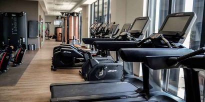 Fitness center with treadmills at the Hampton by Hilton Kalisz.