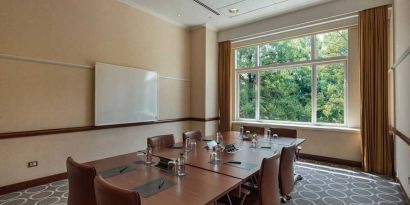 professional meeting room with lots of natural light at Adana HiltonSA.