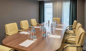 Small meeting room at the Hampton by Hilton Warsaw Mokotow.