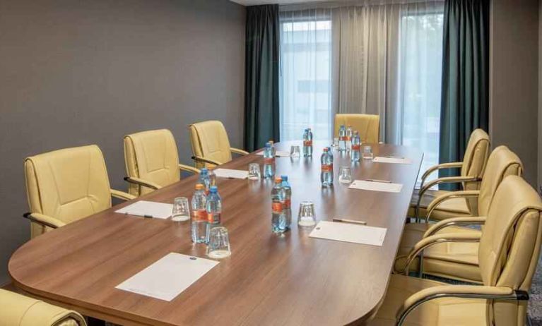 Small meeting room at the Hampton by Hilton Warsaw Mokotow.