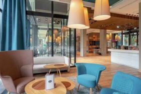 Lobby workspace at the Hampton by Hilton Warsaw Mokotow.