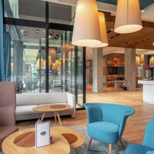 Lobby workspace at the Hampton by Hilton Warsaw Mokotow.