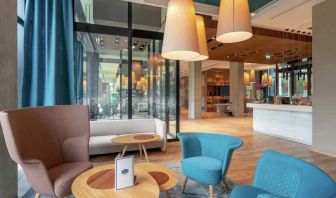 Lobby workspace at the Hampton by Hilton Warsaw Mokotow.