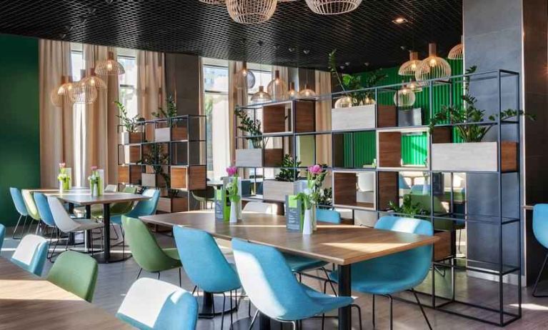 Restaurant area perfect for co-working at the Hampton by Hilton Lublin.