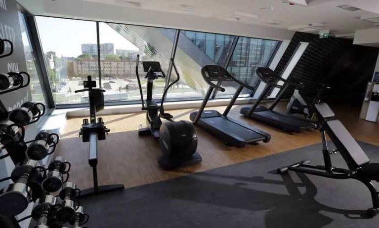 Fitness center with weights and machines at the Hampton by Hilton Olsztyn.