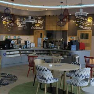 Dining area suitable for co-working at the Hampton by Hilton Olsztyn.