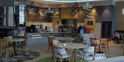 Dining area suitable for co-working at the Hampton by Hilton Olsztyn.