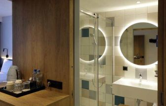 Guest bathroom at the Hampton by Hilton Olsztyn.