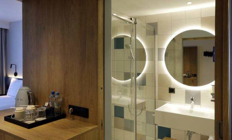 Guest bathroom at the Hampton by Hilton Olsztyn.