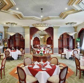 Restaurant area suitable for co-working at the Madinah Hilton Hotel.