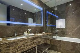 spacious king bathroom with shower and bath at Hilton Garden Inn Istanbul Ataturk Airport.