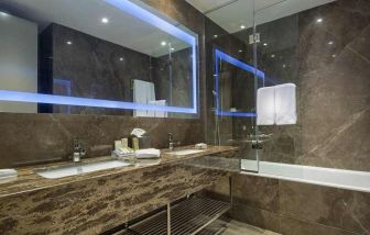 spacious king bathroom with shower and bath at Hilton Garden Inn Istanbul Ataturk Airport.