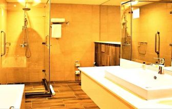 clean and spacious bathroom with shower at DoubleTree by Hilton Nairobi Hurlingham.