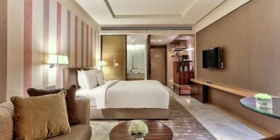 Comfortable king guestroom at the DoubleTree by Hilton Sukhumvit Bangkok.