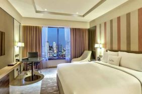 King bedroom with desk and TV screen at the DoubleTree by Hilton Sukhumvit Bangkok.