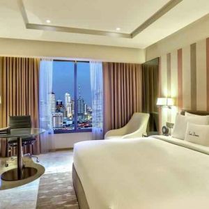 King bedroom with desk and TV screen at the DoubleTree by Hilton Sukhumvit Bangkok.