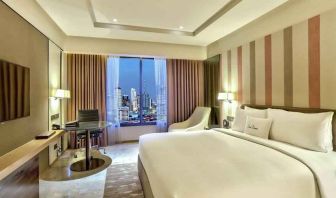 King bedroom with desk and TV screen at the DoubleTree by Hilton Sukhumvit Bangkok.