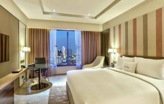 King bedroom with desk and TV screen at the DoubleTree by Hilton Sukhumvit Bangkok.