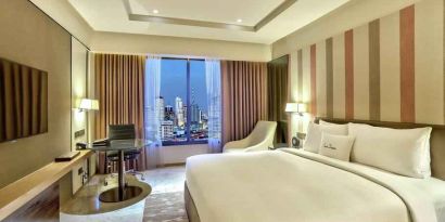 King bedroom with desk and TV screen at the DoubleTree by Hilton Sukhumvit Bangkok.