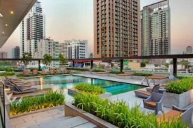 Outdoor pool area suitable as workspace at the DoubleTree by Hilton Sukhumvit Bangkok.