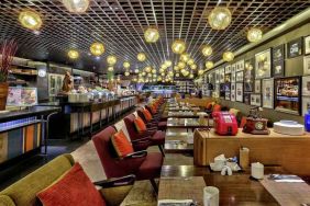 Dining area suitable for co-working at the DoubleTree by Hilton Sukhumvit Bangkok.