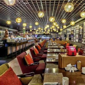 Dining area suitable for co-working at the DoubleTree by Hilton Sukhumvit Bangkok.