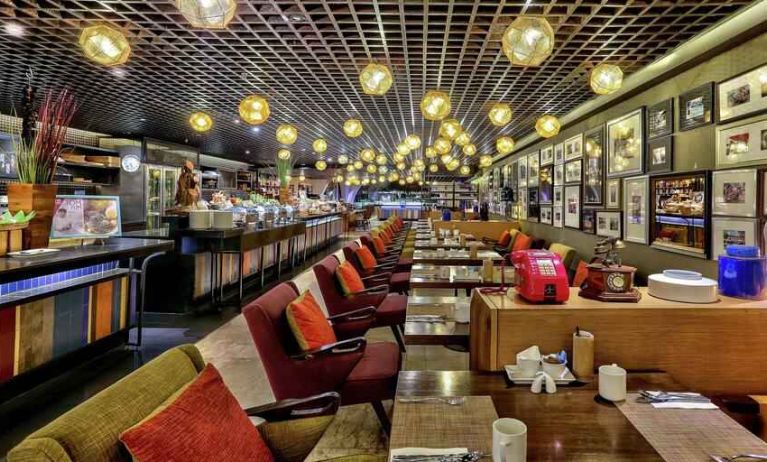 Dining area suitable for co-working at the DoubleTree by Hilton Sukhumvit Bangkok.