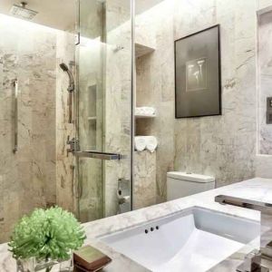 Guest bathroom at the DoubleTree by Hilton Sukhumvit Bangkok.