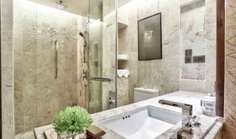 Guest bathroom at the DoubleTree by Hilton Sukhumvit Bangkok.