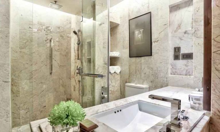 Guest bathroom at the DoubleTree by Hilton Sukhumvit Bangkok.