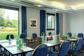 professional meeting room with lots of natural light at Hilton Garden Inn Milan Malpensa.