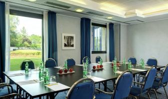 professional meeting room with lots of natural light at Hilton Garden Inn Milan Malpensa.