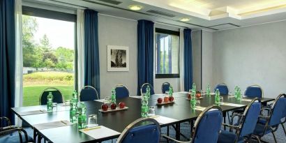 professional meeting room with lots of natural light at Hilton Garden Inn Milan Malpensa.