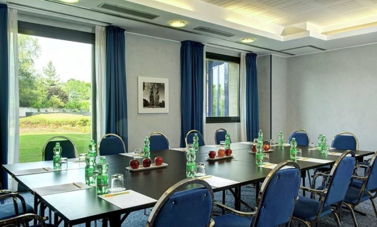 professional meeting room with lots of natural light at Hilton Garden Inn Milan Malpensa.