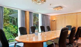 Small meeting room at the Hilton Zurich Airport.