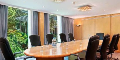 Small meeting room at the Hilton Zurich Airport.