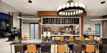 Restaurant area suitable for co-working at the Hilton Garden Inn Zurich Limmattal.