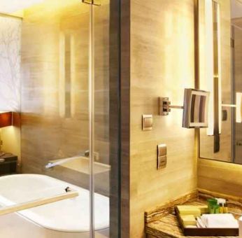 Guest bathroom with bath tub at the Hilton Colombo Residence.