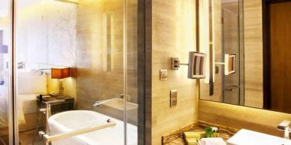 Guest bathroom with bath tub at the Hilton Colombo Residence.