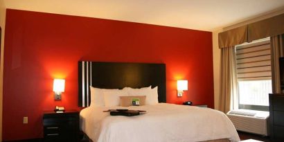 comfortable delux king room at Hampton Inn & Suites Lebanon.