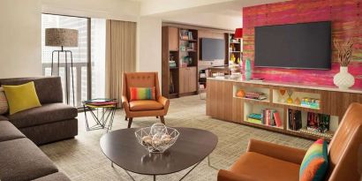 Comfortable living room with working station at the Hyatt Regency San Francisco.