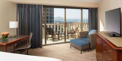 King bedroom with desk and balcony and at the Hyatt Regency San Francisco.