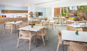 Restaurant area suitable for co-working at the Element Miami International Airport.