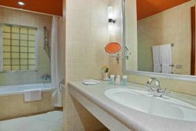 clean and spacious king bathroom with shower and bath combo at Hilton Alexandria Green Plaza.