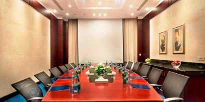 professional meeting room for all business meetings at Hilton Alexandria Green Plaza.