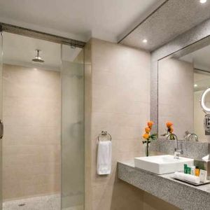 clean and spacious king bathroom with shower at Hilton Colon Quito.